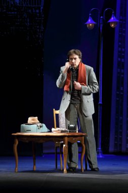 Nadym, RUSSIA-APRIL 06, 2014: Jerry rolünde aktör Grigory Antipenko. Modern Tiyatro Girişimi