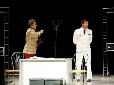Nadym, RUSSIA-NOVEMBER 30, 2014: Tiyatro ve film oyuncuları Sergey Astakhov, Dmitry Isaev SOS adlı oyunda