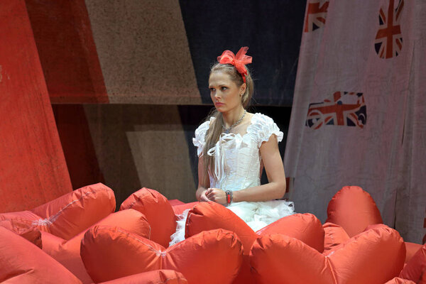 Надим, РОССИЯ-АПРЕЛЬ 18 апреля 2015 года: театральная и киноактриса Мария Горбань на сцене спектакля "Свадьба в Поше"
