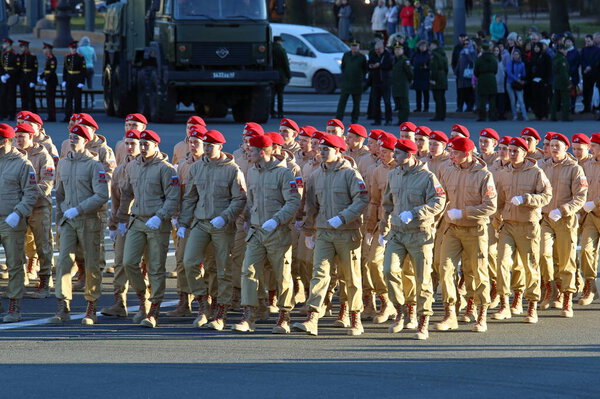 Санкт-Петербург, РОССИЯ - 05 мая 2017 года: Юноармейские школьники на Дворцовой площади и во время репетиции парада Победы
