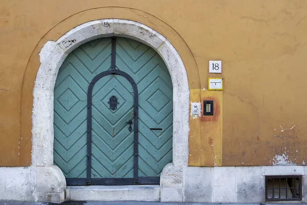 Büyük bir ahşap kapı kapı ile — Stok fotoğraf