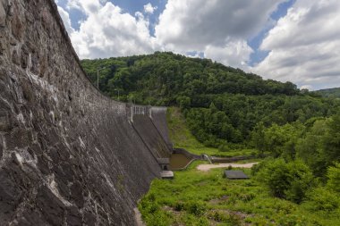 Dağlarda büyük, taş Barajı