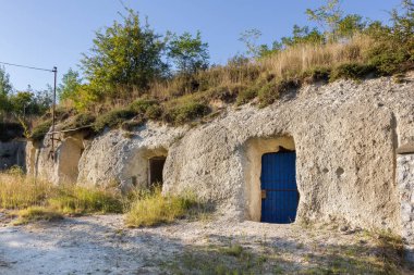 Şarap mahzenleri kayaya oyulmuş