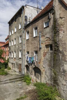 Eski bir harap evin yaşadığı