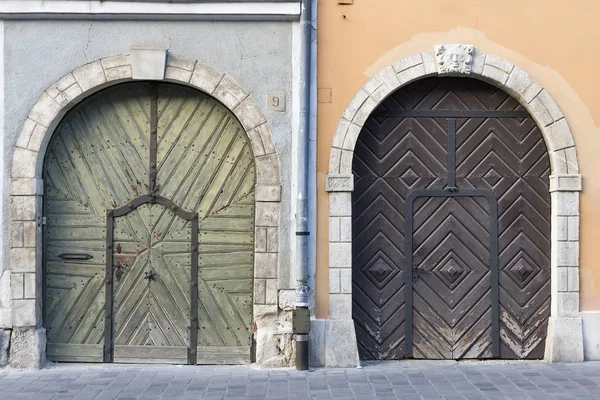 Два Больших Деревянных Ворот Дверьми — стоковое фото