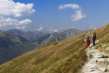 İki kadın dağ izinde