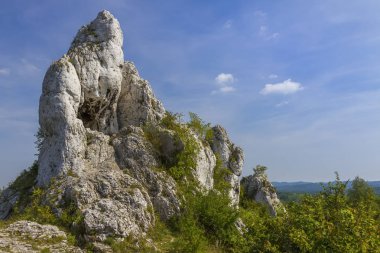 Jurassic kalker kayalar ile dağlık manzara