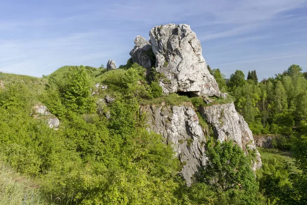 侏罗系石灰岩岩石丘陵景观 — 图库照片