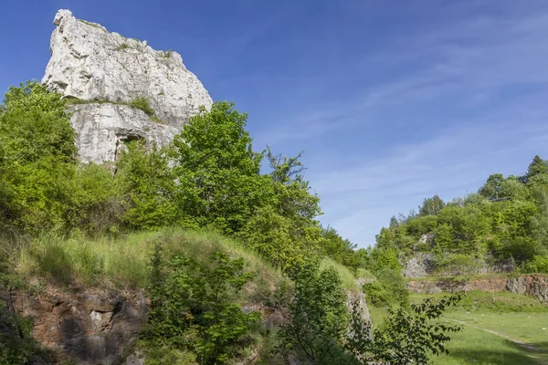 Kuperat Landskap Med Jura Kalkstensklippor — Stockfoto