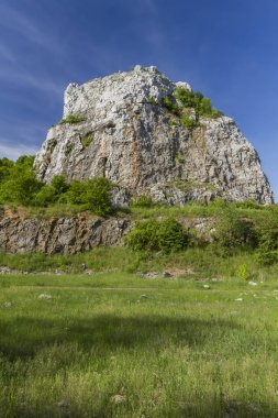 Jurassic kalker kayalar ile dağlık manzara