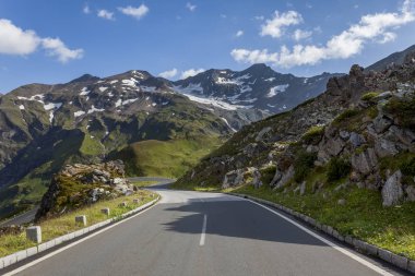 Yüksek dağlarda tehlikeli ve dolambaçlı bir yol
