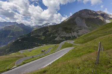 Yüksek dağlarda tehlikeli ve dolambaçlı bir yol