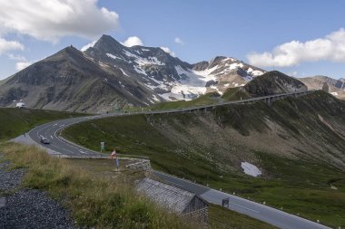 Yüksek dağlarda tehlikeli ve dolambaçlı bir yol