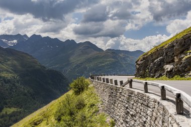 Yüksek dağlarda tehlikeli ve dolambaçlı bir yol