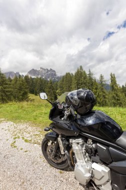 Bir dağ çakıl iz üzerinde motosiklet