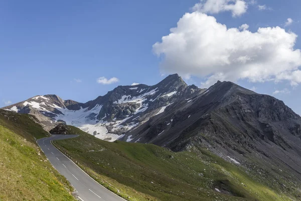 Estrada Perigosa Sinuosa Nas Altas Montanhas — Fotografia de Stock