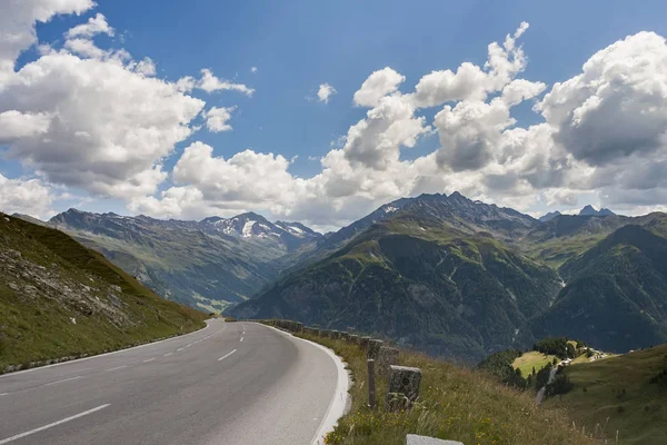 Yüksek Dağlarda Tehlikeli Yol — Stok fotoğraf