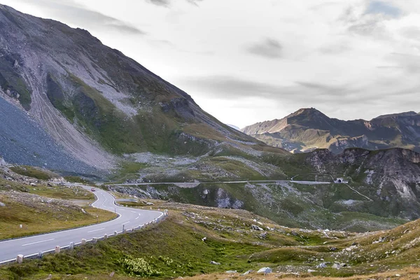 Estrada Perigosa Sinuosa Nas Altas Montanhas — Fotografia de Stock