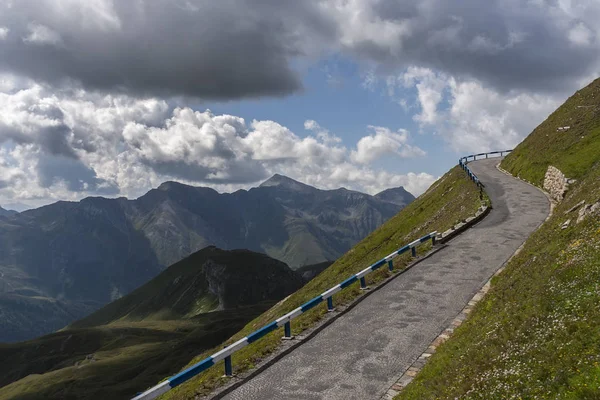 Yüksek Dağlarda Tehlikeli Dolambaçlı Bir Yol — Stok fotoğraf