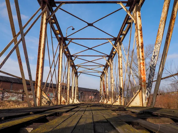Alte Vergessene Brücke Über Den Fluss — Stockfoto