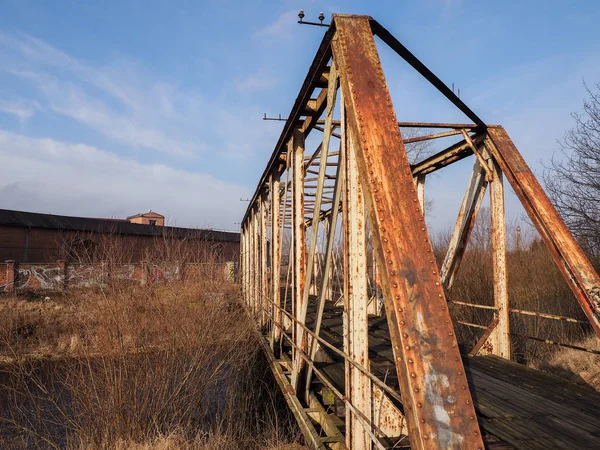 Alte Vergessene Brücke Über Den Fluss — Stockfoto