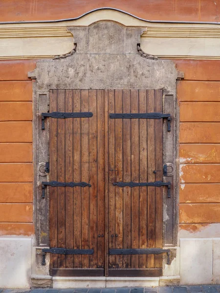 Puerta Madera Shod Una Pared Piedra — Foto de Stock