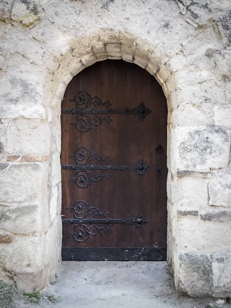 Деревянная Дверь Каменной Стене — стоковое фото