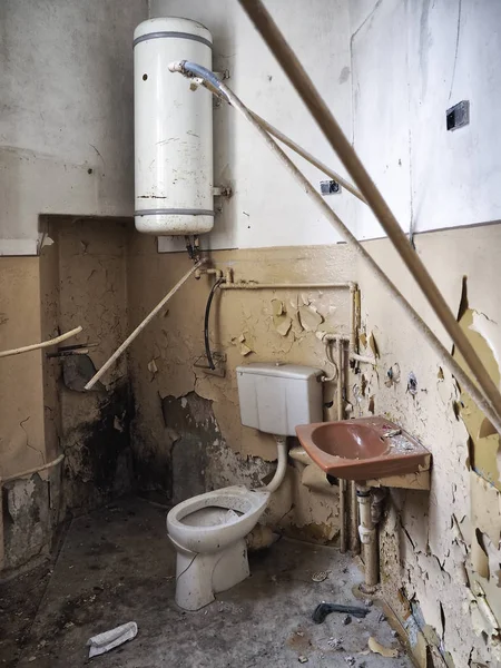在大楼里毁坏了旧浴室 — 图库照片