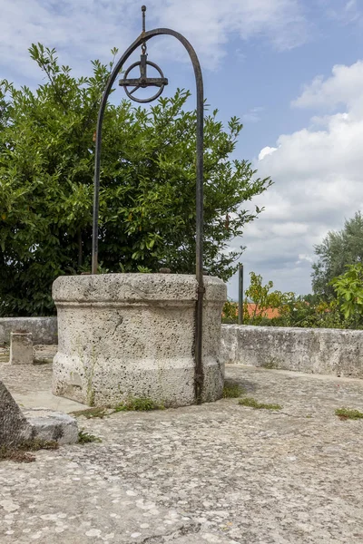 Der Alte Römische Brunnen Aus Stein — Stockfoto