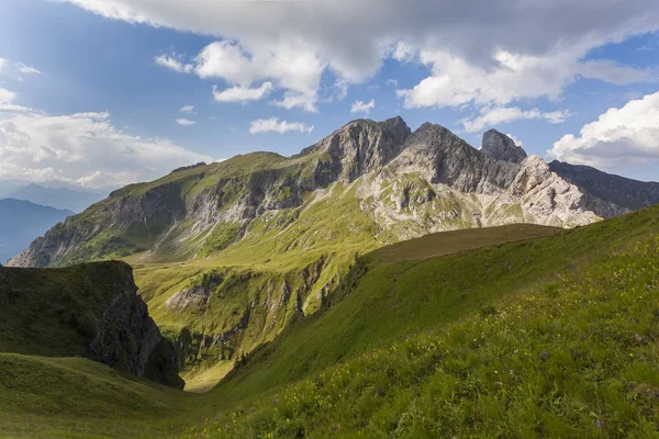 La vue sur les montagnes — Photo