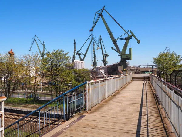 Große, grüne Schiffbaukräne — Stockfoto