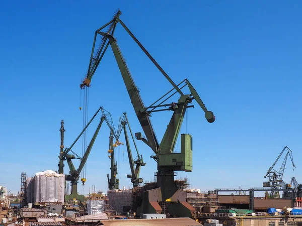 Great, green shipbuilding cranes — Stock Photo, Image