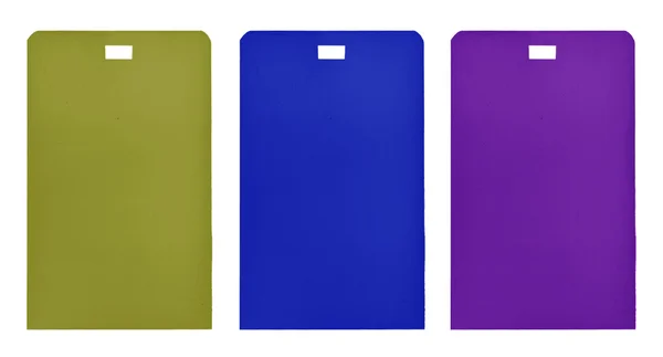 Три картонных тега разного цвета, изолированных на белом — стоковое фото