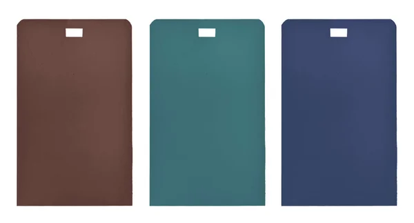 Três etiquetas de papelão de cor diferente isoladas em branco — Fotografia de Stock