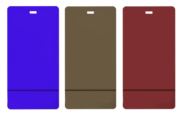 Drie kartonnen labels van verschillende kleur op wit wordt geïsoleerd — Stockfoto