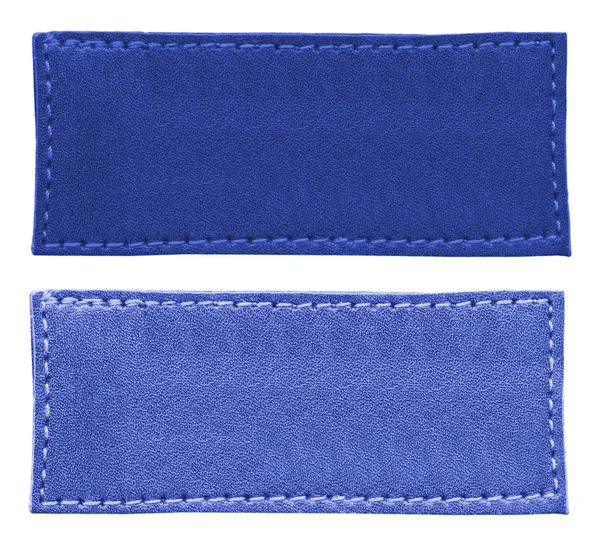 Dwie puste skórzana niebieski etykiety różnych odcień na białym — Zdjęcie stockowe