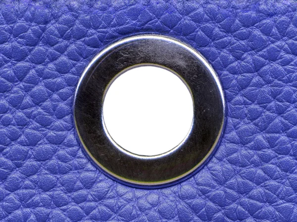 Anel de aço no fundo de couro azul — Fotografia de Stock