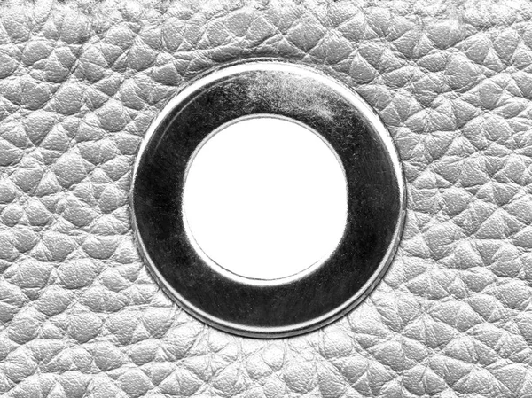 Fragmento de saco de couro branco com anel de metal — Fotografia de Stock
