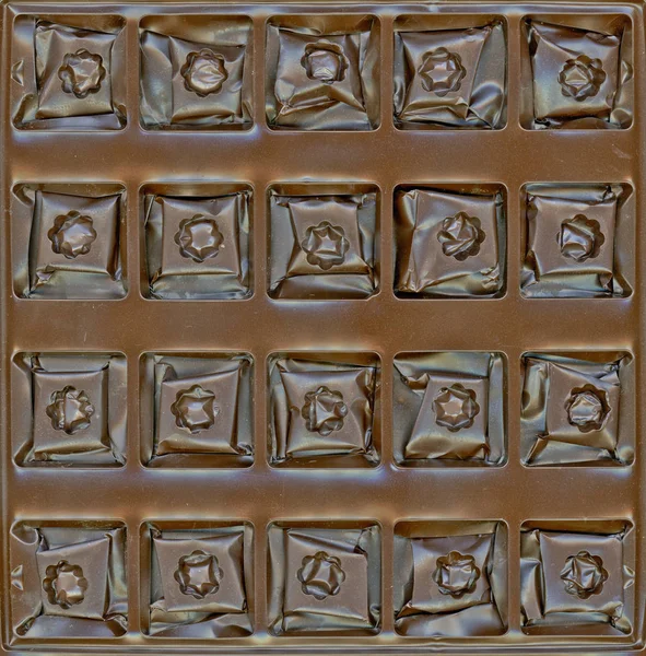Czekoladowe cukierki w pudełku — Zdjęcie stockowe