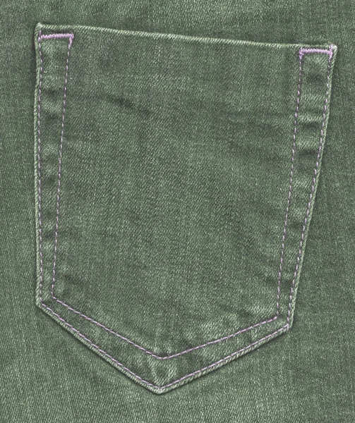 Grüne Jeans Gesäßtasche auf Jeanshintergrund — Stockfoto