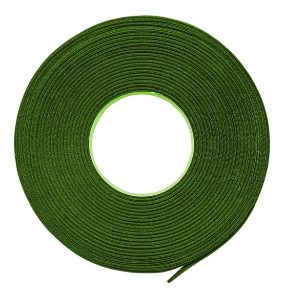 Madeja de brigh cinta textil verde aislado en blanco — Foto de Stock