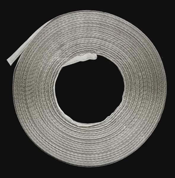 Écheveau de ruban textile gris isolé sur fond noir — Photo