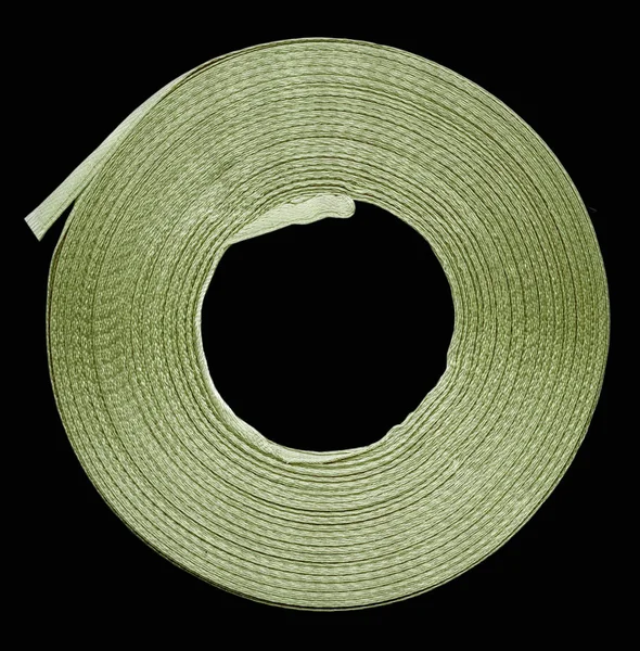 Шпагат світло-зеленої текстильної стрічки ізольований на чорному — стокове фото