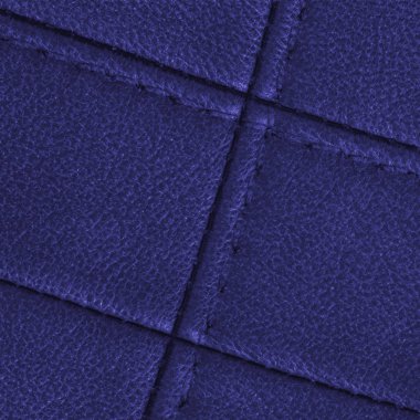 koyu mavi deri doku dikişleri ile dekore edilmiştir.