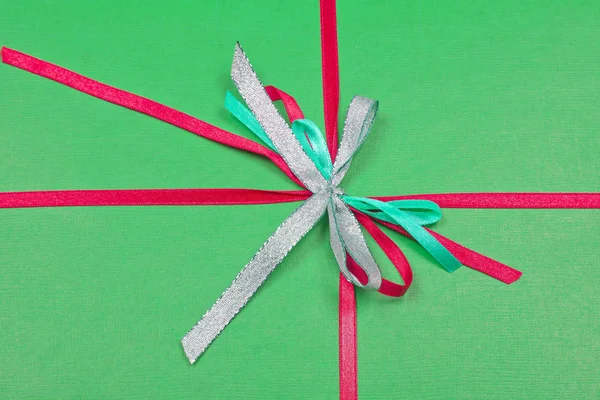 Συσκευασία δώρου. Χρωματιστό χαρτί, κορδέλες — Φωτογραφία Αρχείου
