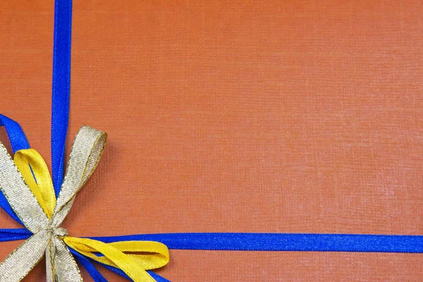 Geschenkverpackung. farbiges Papier, Bänder — Stockfoto