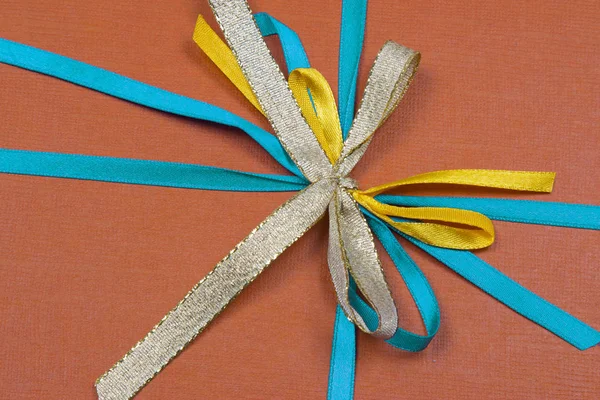 Gift packing. Colored paper, ribbons — Stock Photo, Image