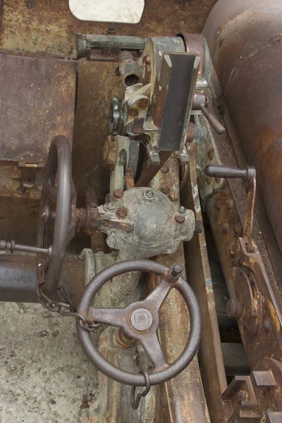 Eski paslı makinesi-aracı — Stok fotoğraf