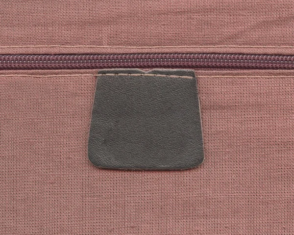 Siyah boş deri etiket, fermuar Tekstil zemin üzerine — Stok fotoğraf