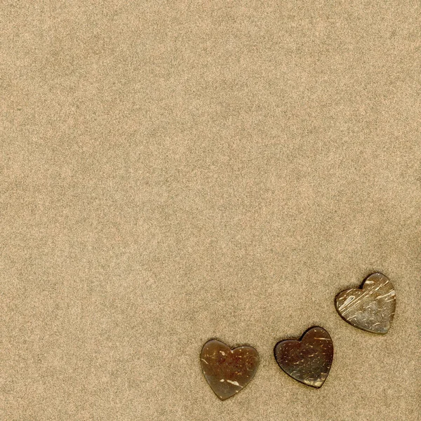 Ahşap kalp ile dekore kahverengi deri arka plan — Stok fotoğraf